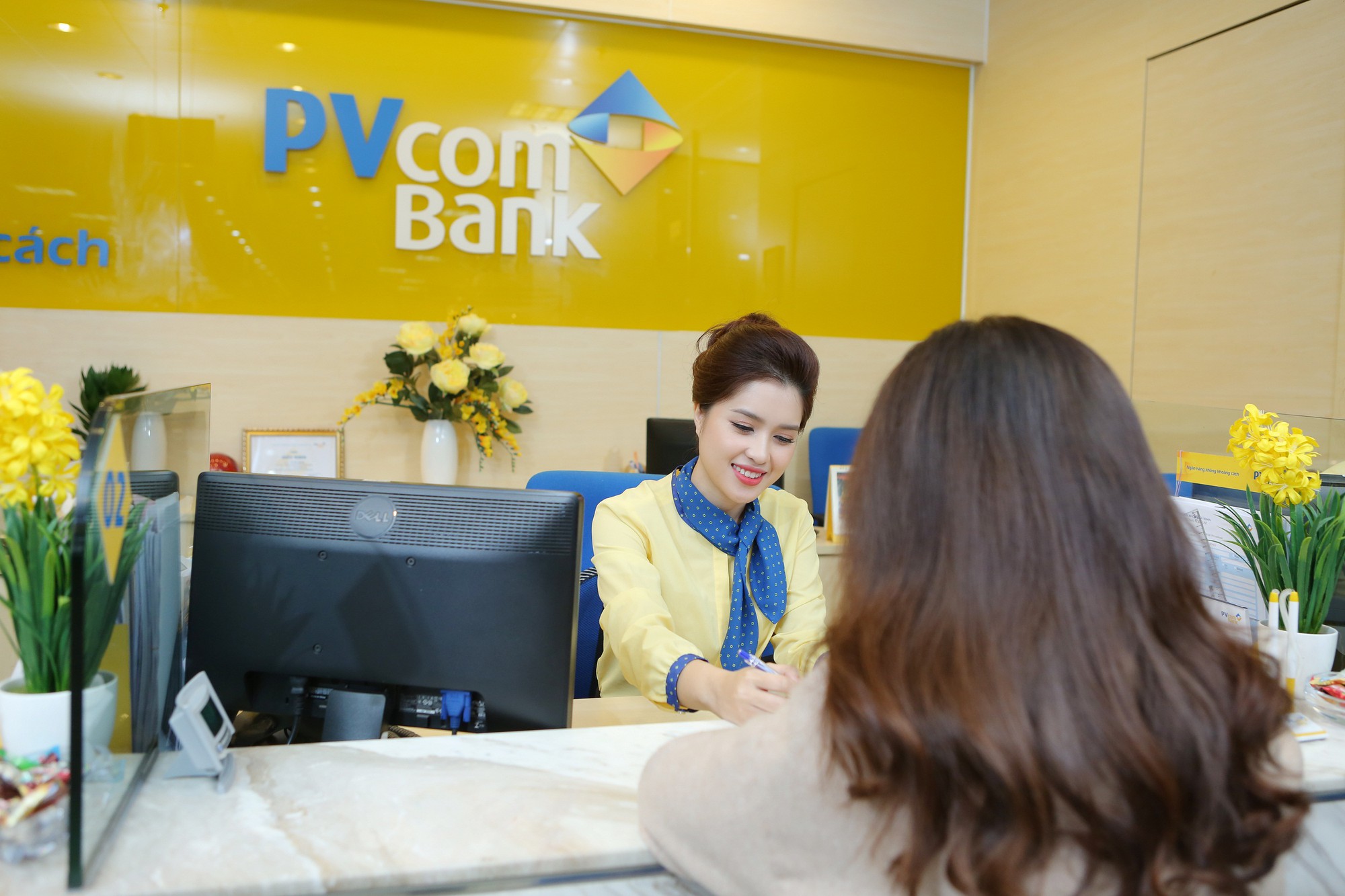 PvcomBank tặng qu&agrave; kh&aacute;ch h&agrave;ng nh&acirc;n 8-3 - Ảnh 1.