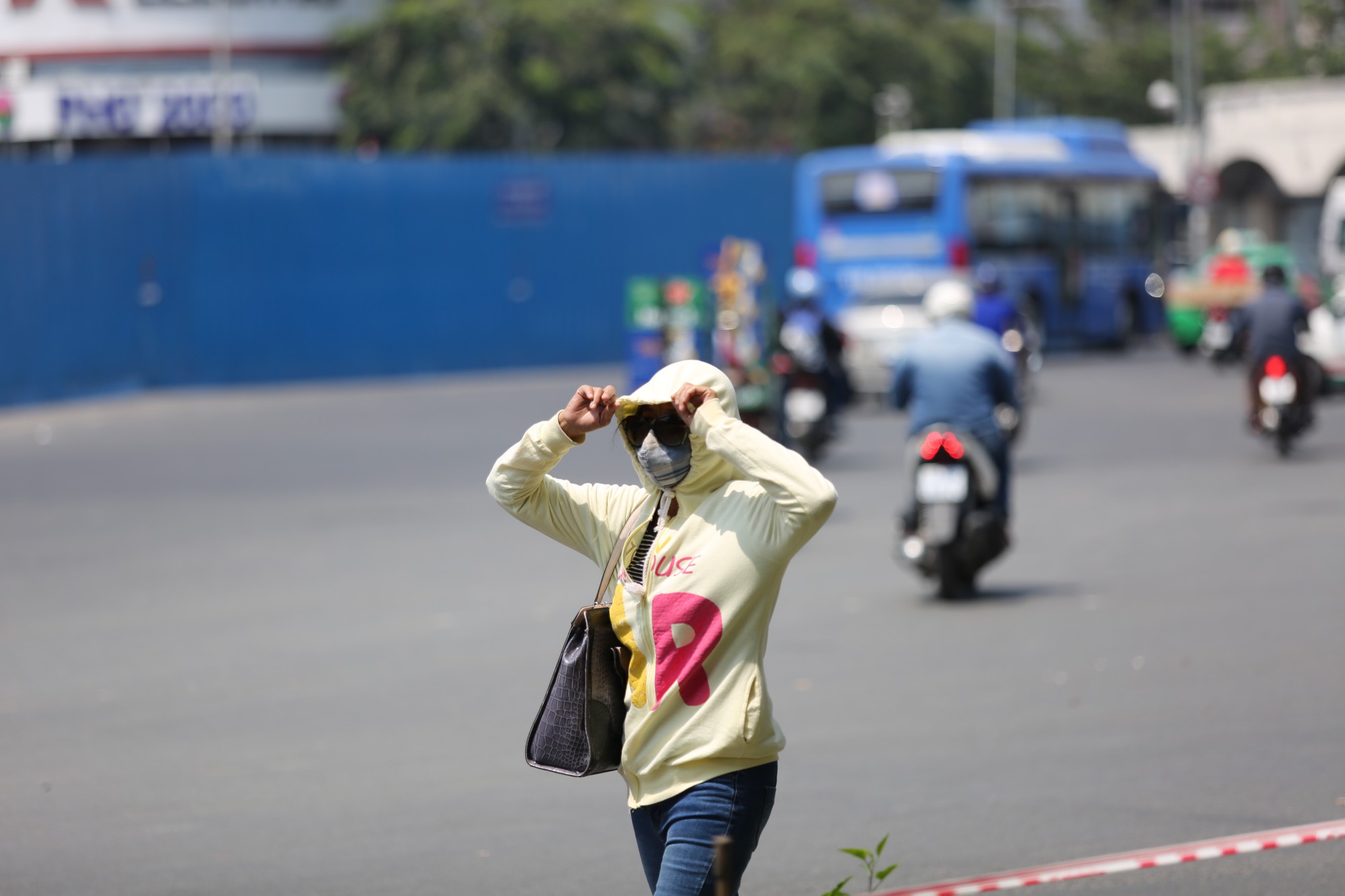 Nhiệt độ ở S&agrave;i G&ograve;n l&ecirc;n đến 39 độ C, k&eacute;o d&agrave;i đến th&aacute;ng 5 - Ảnh 2.