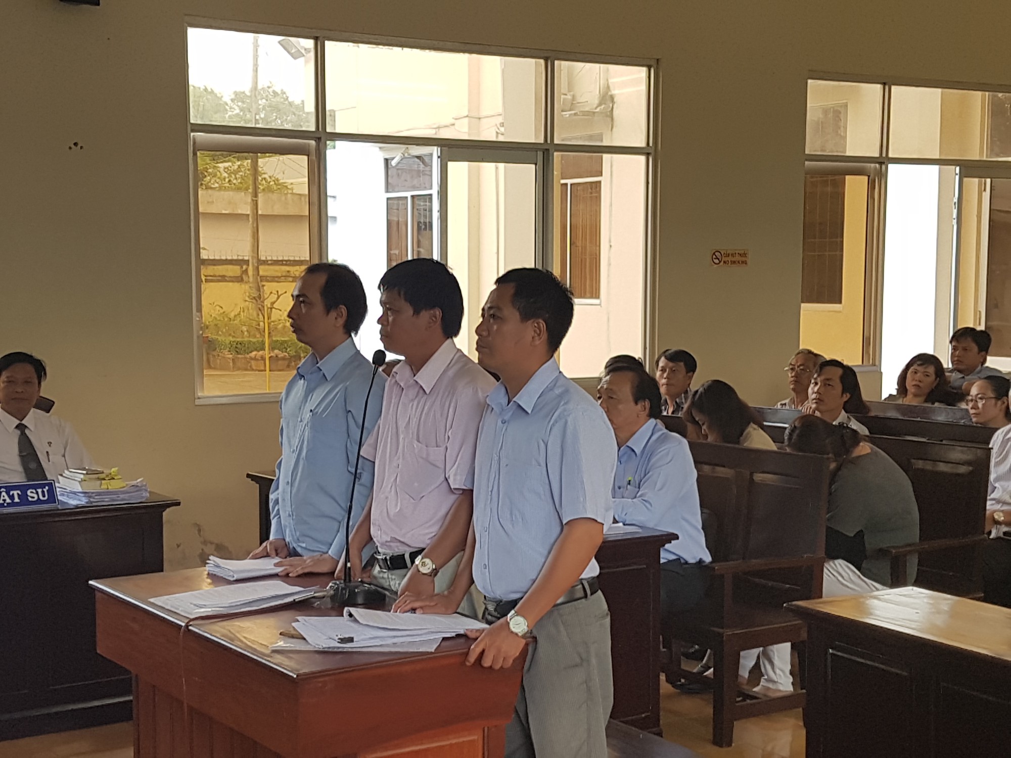 Trả hồ sơ vụ 3 cán bộ TN&MT chiếm đoạt tiền của cấp dưới - Ảnh 1.