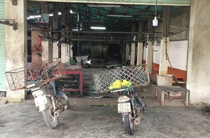 Đâm bụng lợn xong, cầm dao đâm chết đồng nghiệp trong lò mổ