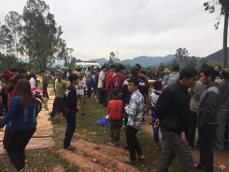 Va chạm với xe tải, mẹ chồng v&agrave; con d&acirc;u thương vong ng&agrave;y 8-3 - Ảnh 1.