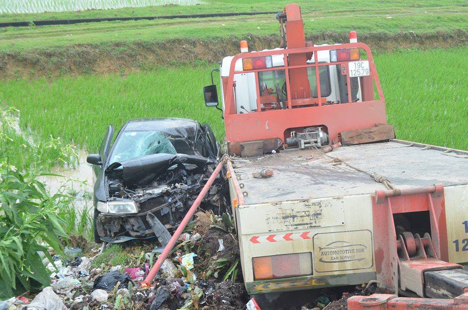 Xe 7 chỗ dập nát khi đấu đầu xe cứu hộ, 7 người thương vong