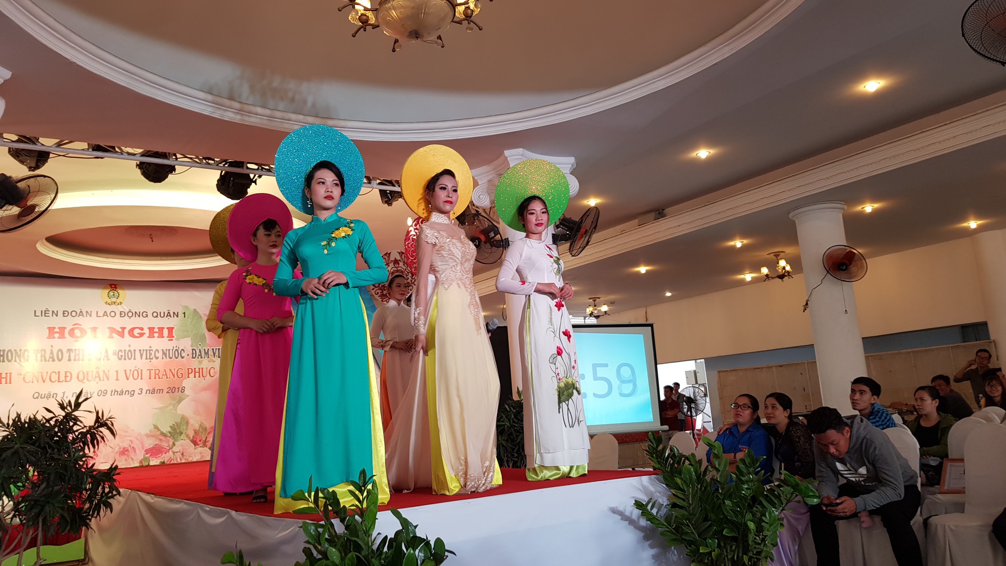 Tuyên dương nhiều nữ CNVC-LĐ - Ảnh 1.