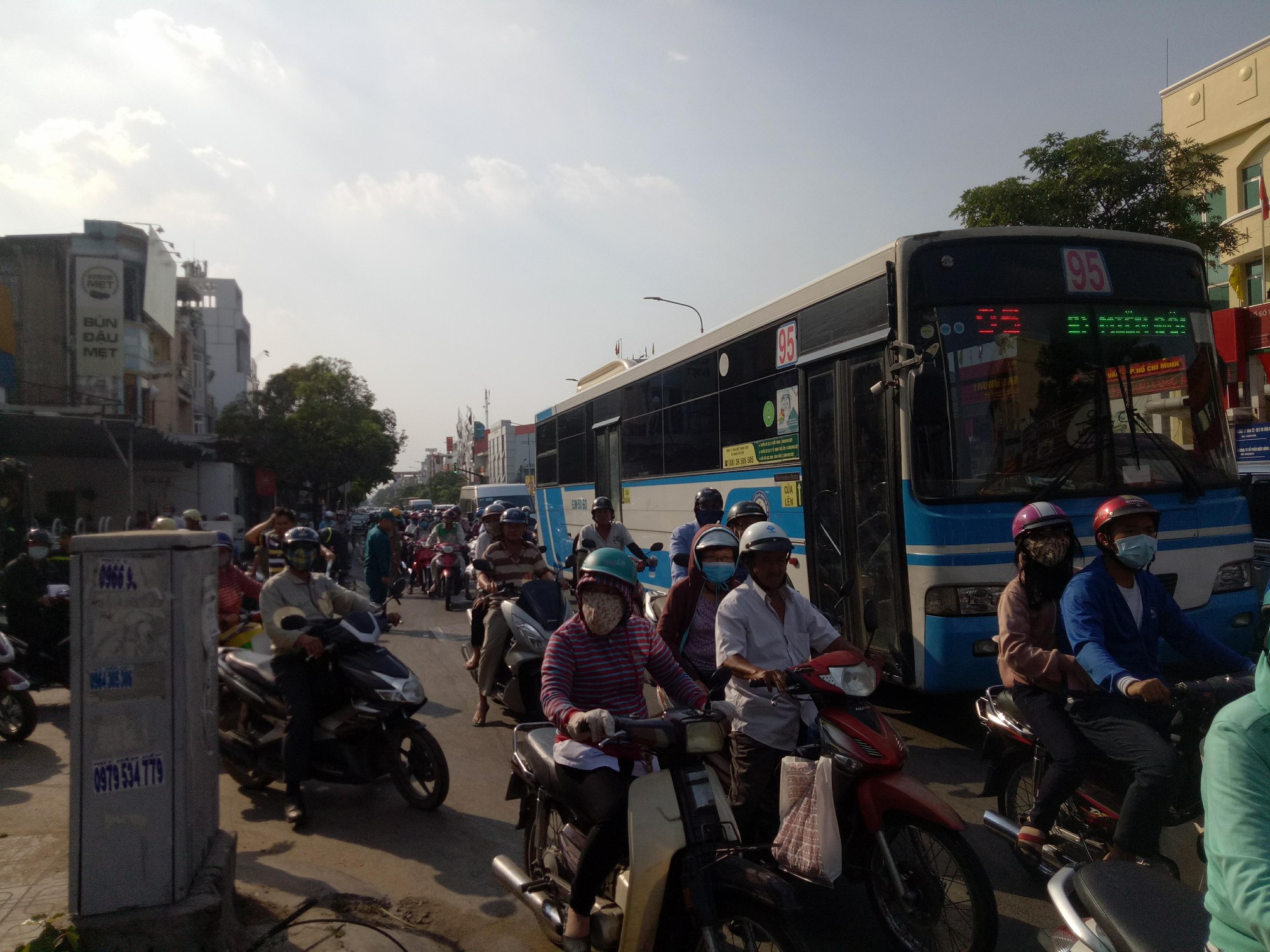 Ch&aacute;y tiệm sơn sửa xe m&aacute;y, khu d&acirc;n cư nh&aacute;o nh&agrave;o - Ảnh 2.
