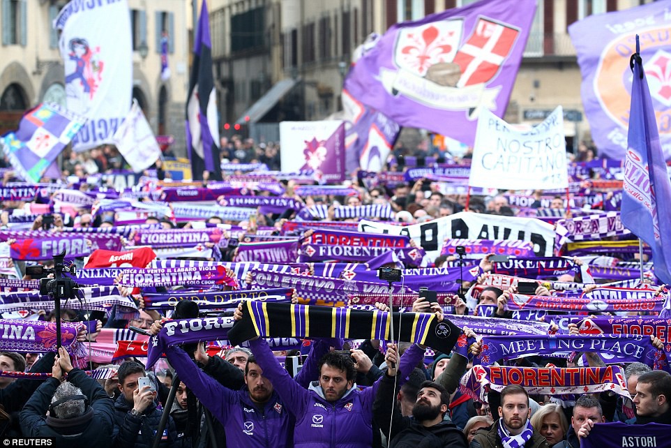 Hàng ngàn người đau buồn tiễn Astori - Ảnh 14.