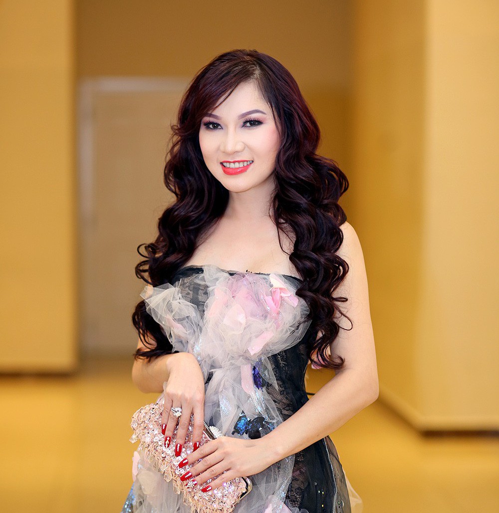 Kavie Trần lộng lẫy tr&ecirc;n thảm đỏ sự kiện Phụ nữ quyền năng - Ảnh 2.
