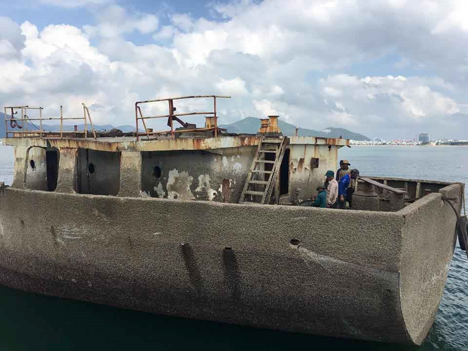 Vẫn còn 7 tàu chìm, mắc cạn trên vịnh Quy Nhơn - Ảnh 1.