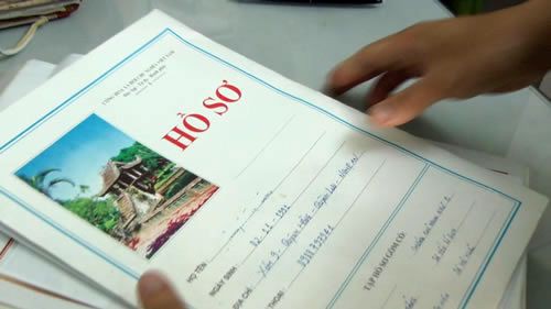 Người lao động không nên cầm cố sổ BHXH để vay tiền - Ảnh 1.