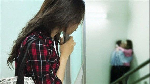 Cho&aacute;ng v&aacute;ng khi t&igrave;nh địch gọi điện th&ocirc;ng b&aacute;o trả chồng - Ảnh 1.