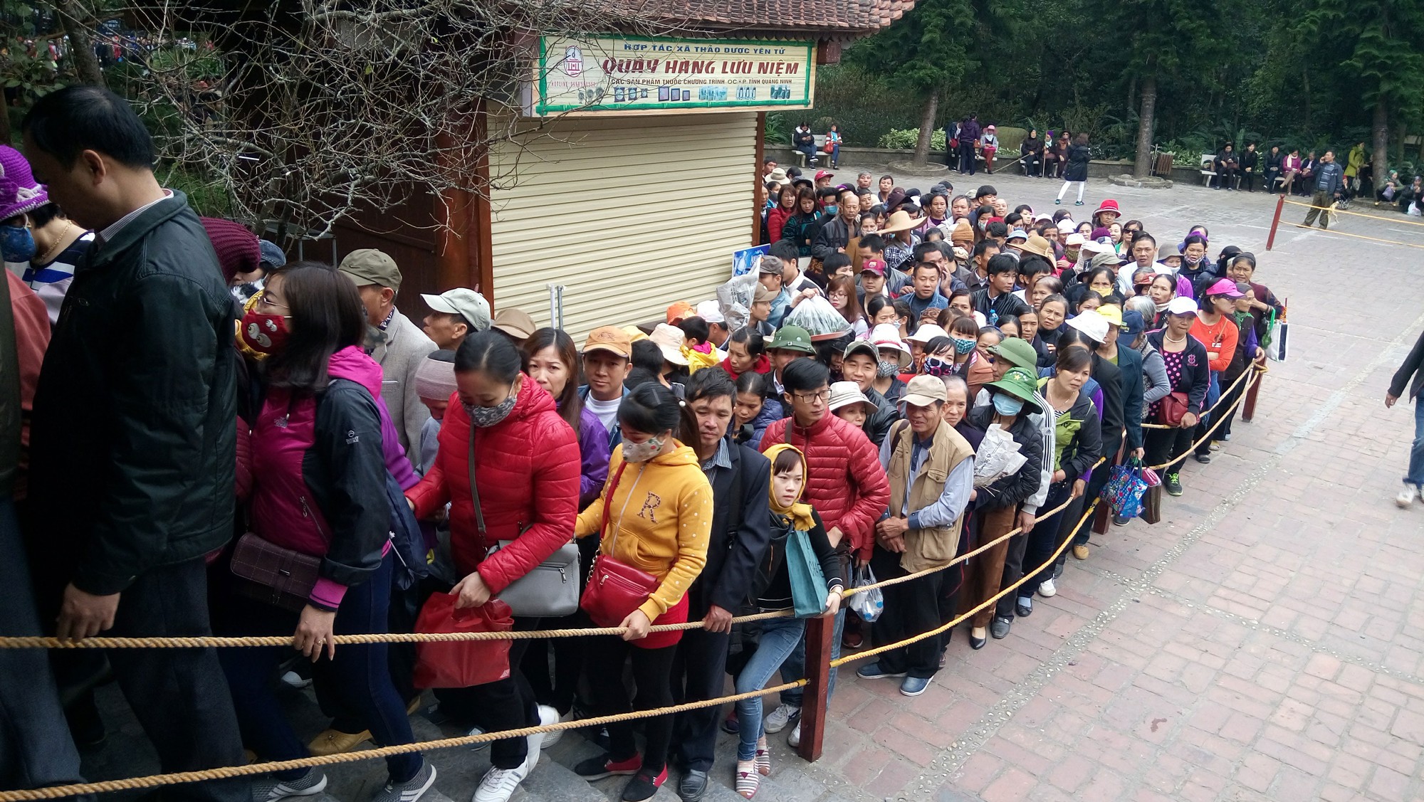 Có tiền mới được vào Yên Tử