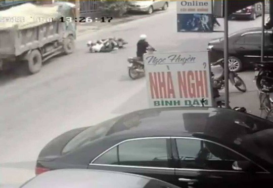 Chủ xe lên tiếng về cú bẻ lái cứu mạng 2 nữ sinh: "Tài xế xử lý quá kém"