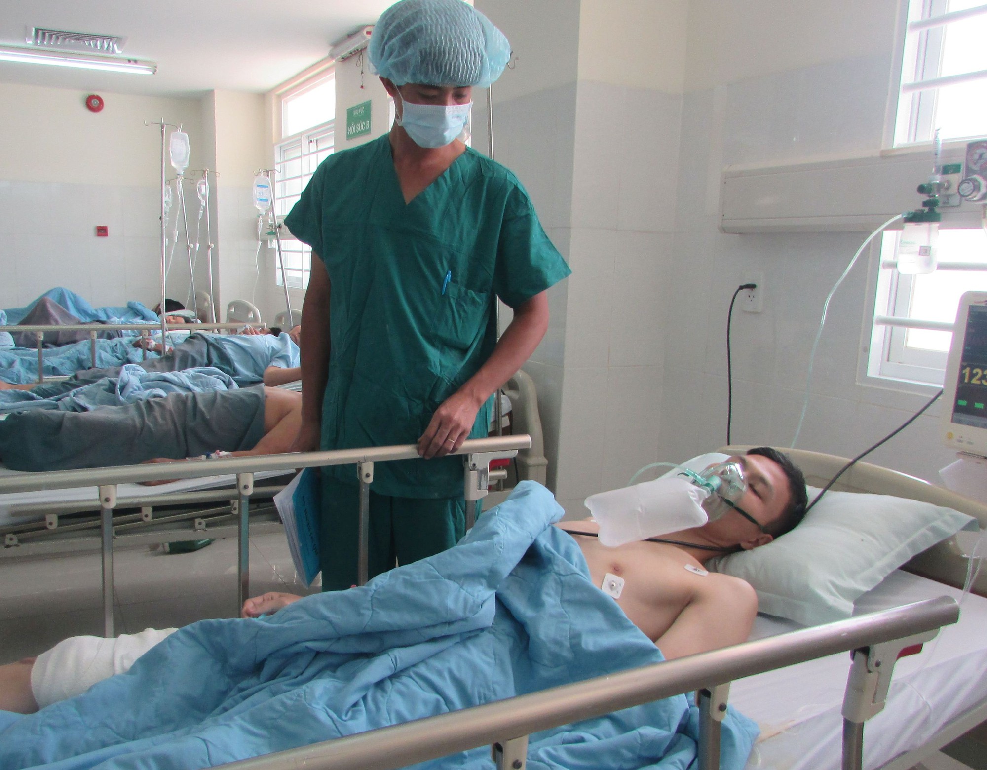 Dự tiệc về, 1 người đàn ông bị bắn nguy kịch