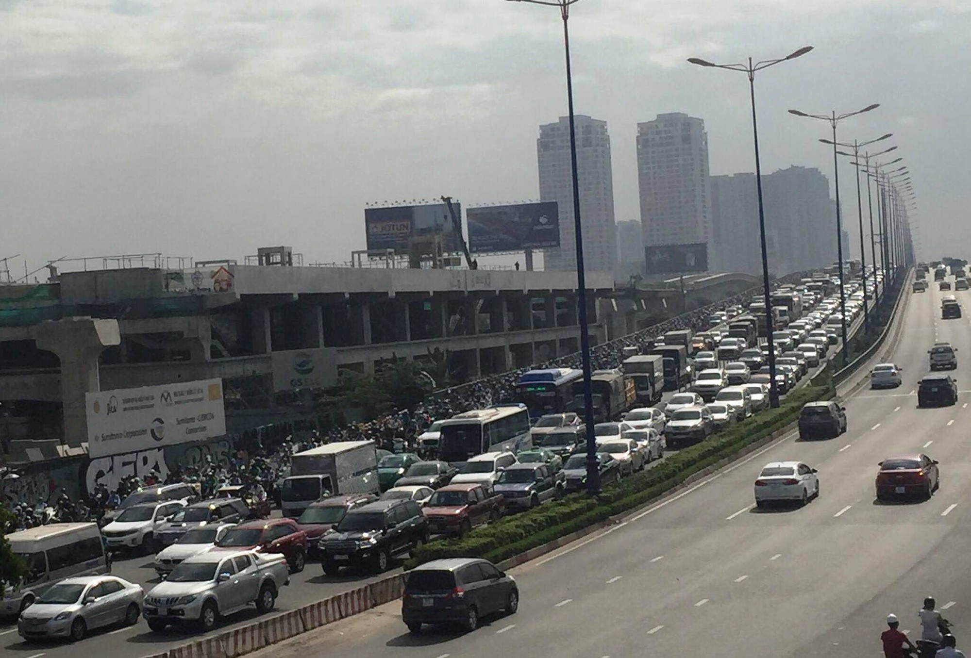 Cầu Sài Gòn “tê liệt” vì hàng trăm người xem khám nghiệm thi thể