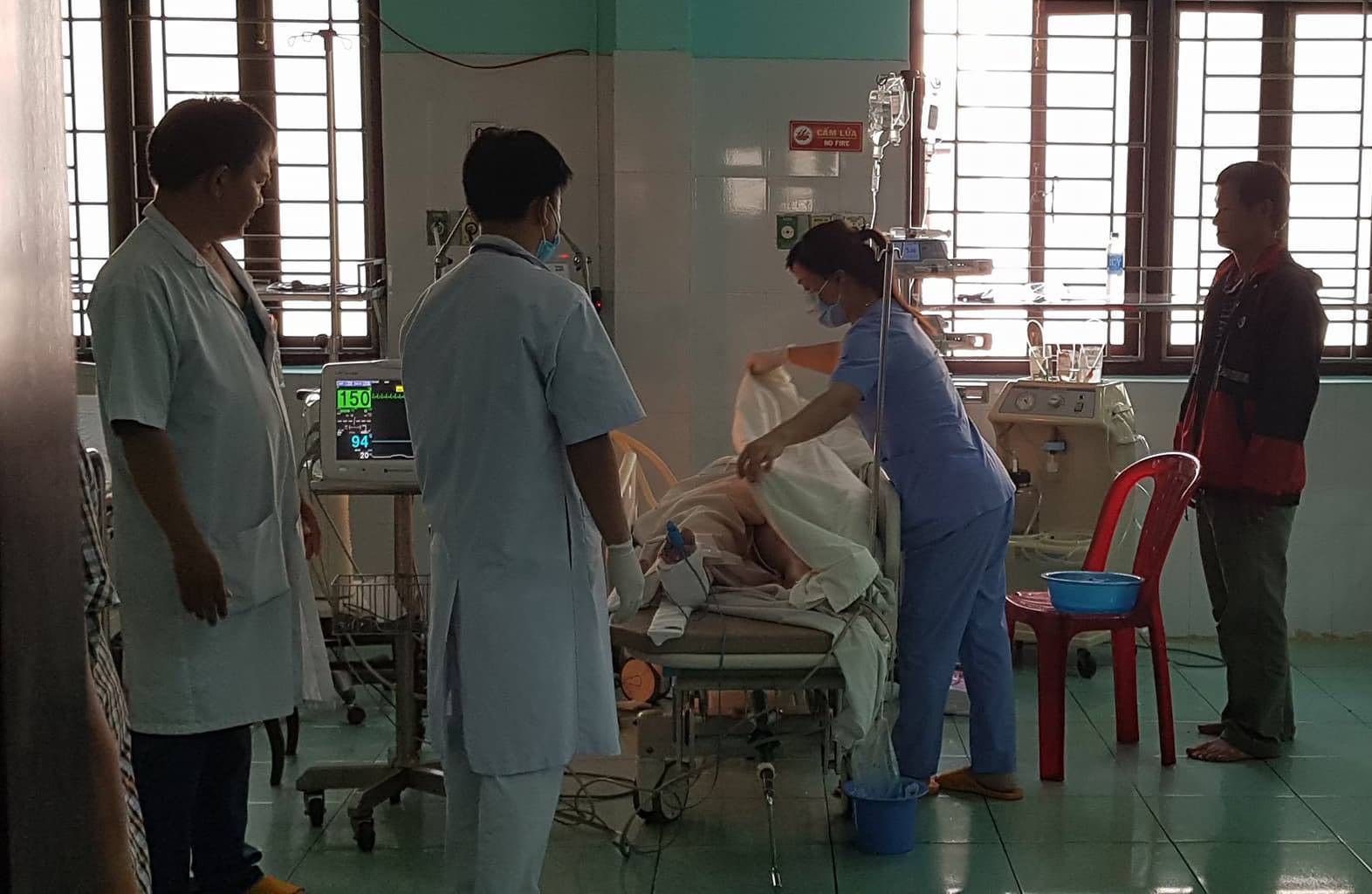 Tai nạn liên hoàn với xe cứu thương, 6 người thương vong - Ảnh 2.