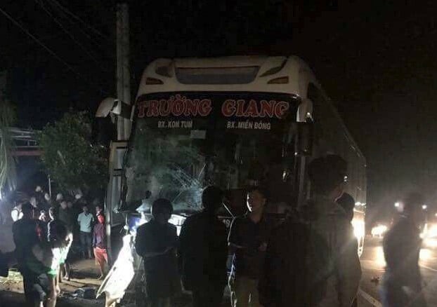 Tai nạn liên hoàn với xe cứu thương, 6 người thương vong