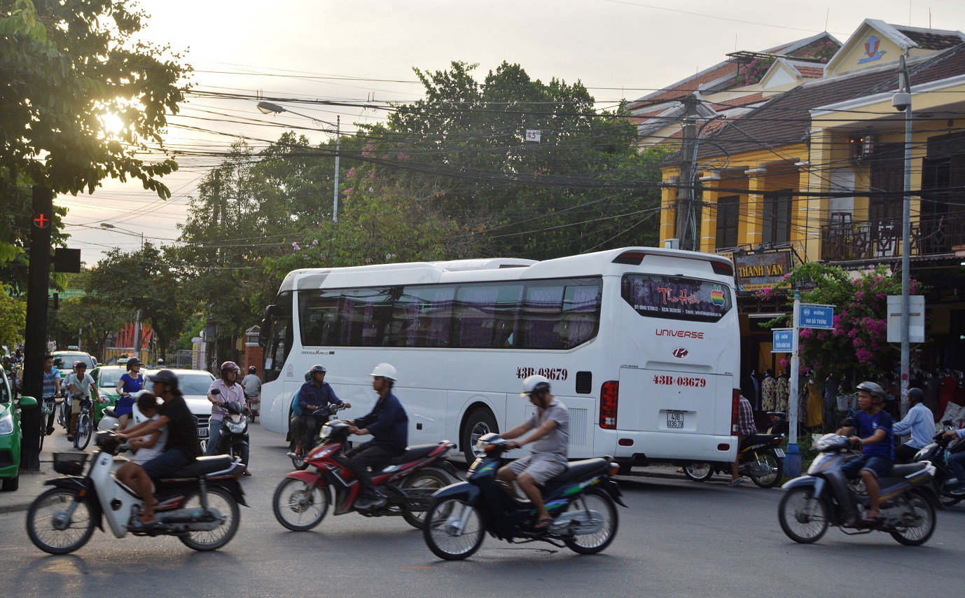 Hội An đang quá tải xe khách du lịch