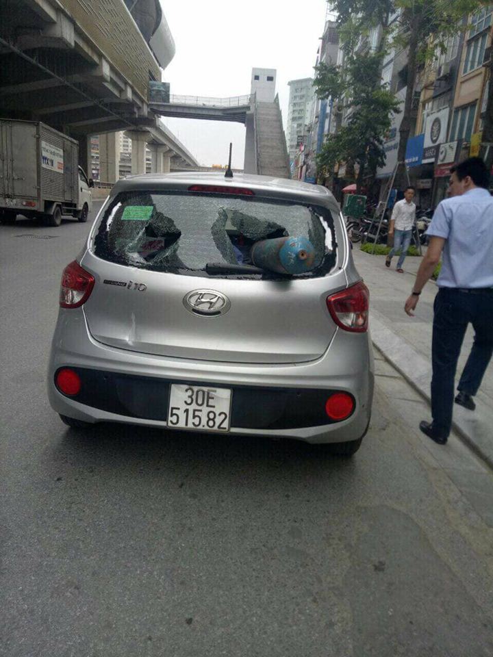 Bình ô xy dài 1 m xuyên thủng Grabcar khi chạy dưới đường sắt Cát Linh-Hà Đông - Ảnh 2.