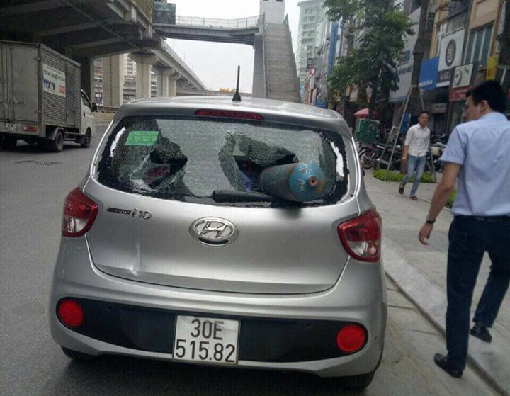 Bình ô xy dài 1 m xuyên thủng Grabcar khi chạy dưới đường sắt Cát Linh-Hà Đông