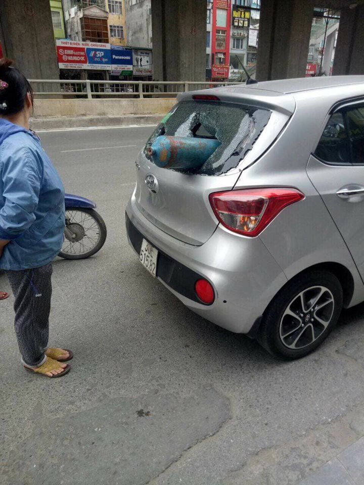 Bình ô xy dài 1 m xuyên thủng Grabcar khi chạy dưới đường sắt Cát Linh-Hà Đông - Ảnh 3.