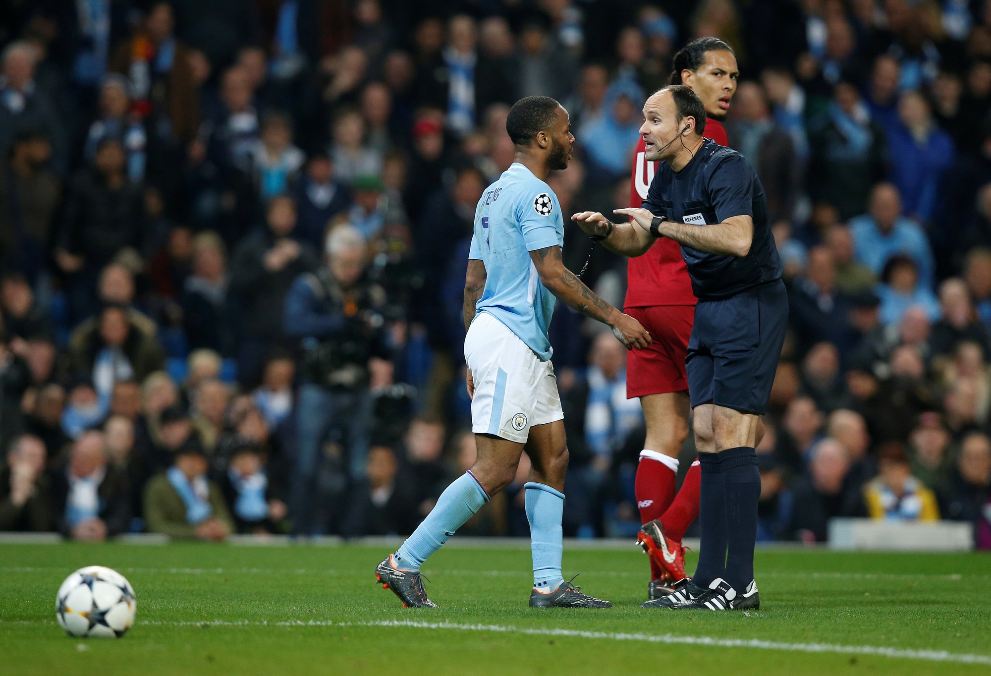 Man City bị loại, Guardiola chỉ tr&iacute;ch trọng t&agrave;i - Ảnh 3.