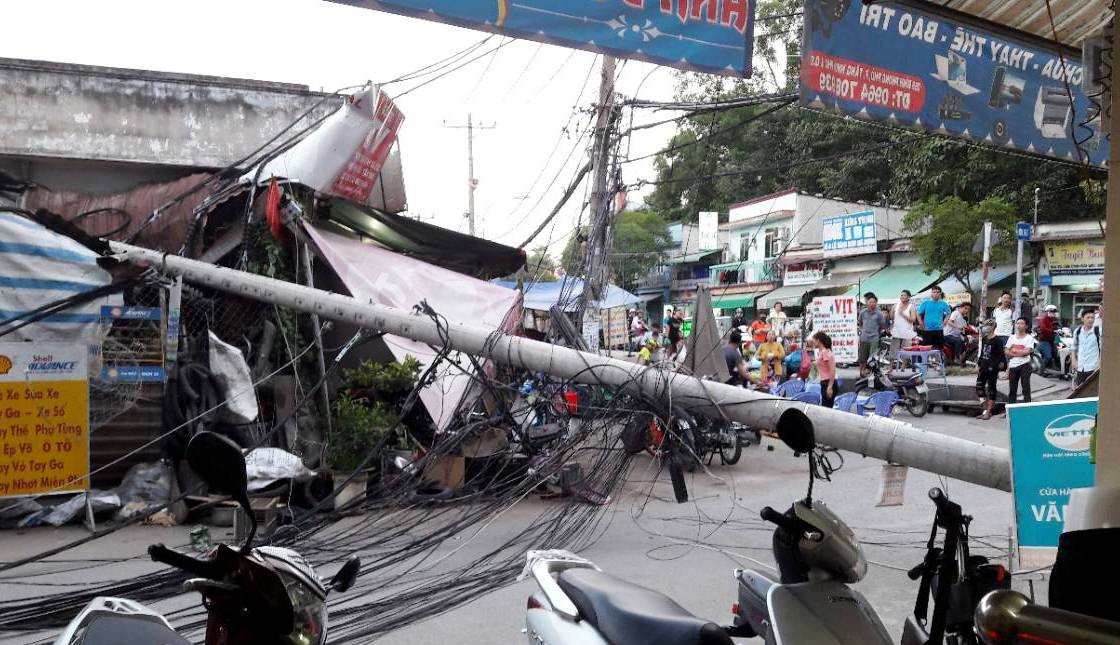 Trụ điện gãy kéo đứt đường dây, hàng chục người chạy thục mạng