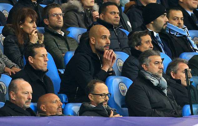 Man City bị loại, Guardiola chỉ tr&iacute;ch trọng t&agrave;i - Ảnh 4.