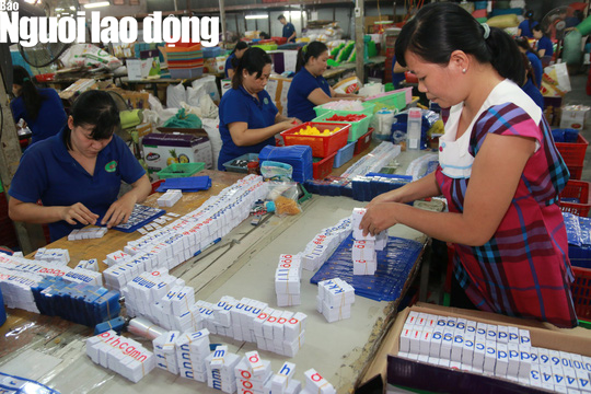 Người lao động đ&oacute;ng 1% tiền lương th&aacute;ng v&agrave;o quỹ bảo hiểm thất nghiệp  - Ảnh 1.
