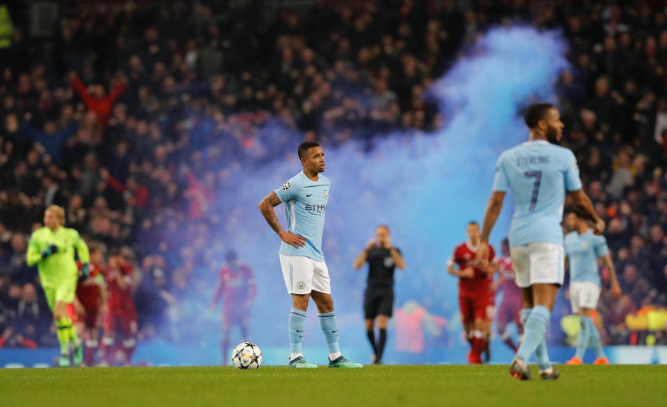 Thua đau, fan Man City đấm t&uacute;i bụi CĐV Liverpool - Ảnh 4.