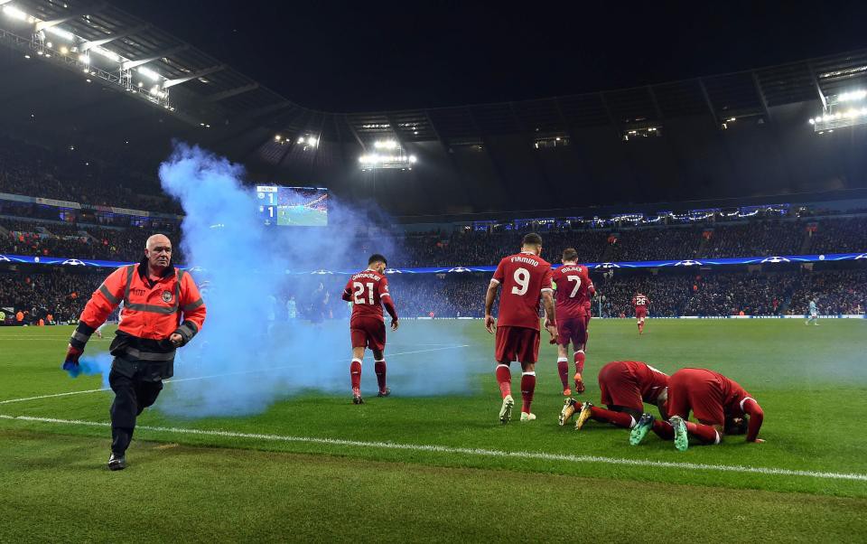 Thua đau, fan Man City đấm t&uacute;i bụi CĐV Liverpool - Ảnh 3.
