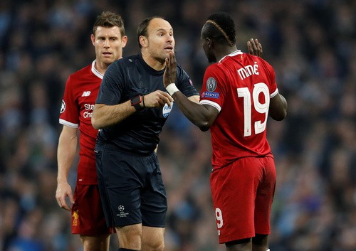 Guardiola d&iacute;nh đ&ograve;n th&ugrave; trọng t&agrave;i, Man City bị loại Champions League - Ảnh 7.