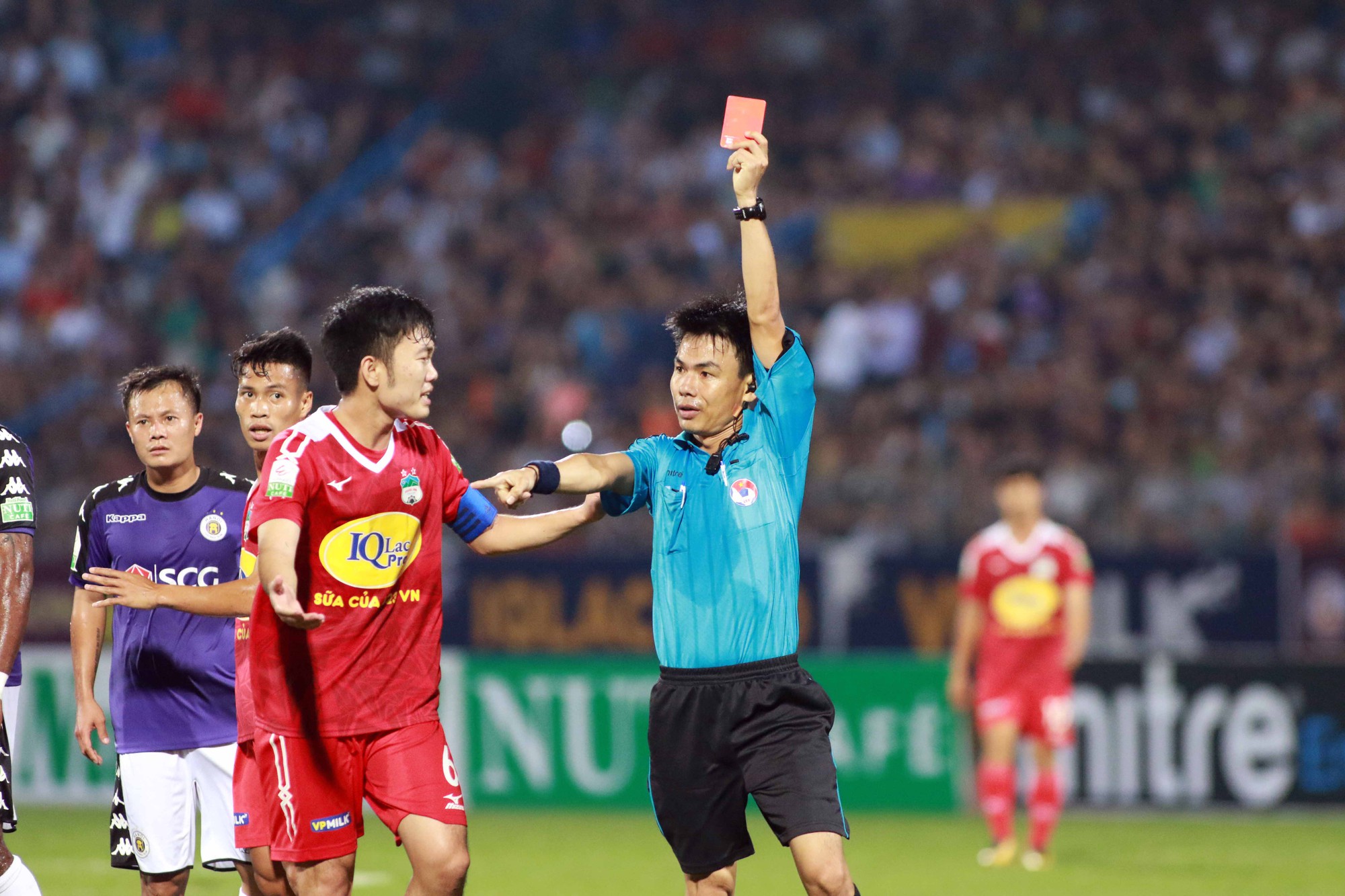 Tăng Tiến và CLB Hà Nội nhận án phạt nặng từ VFF