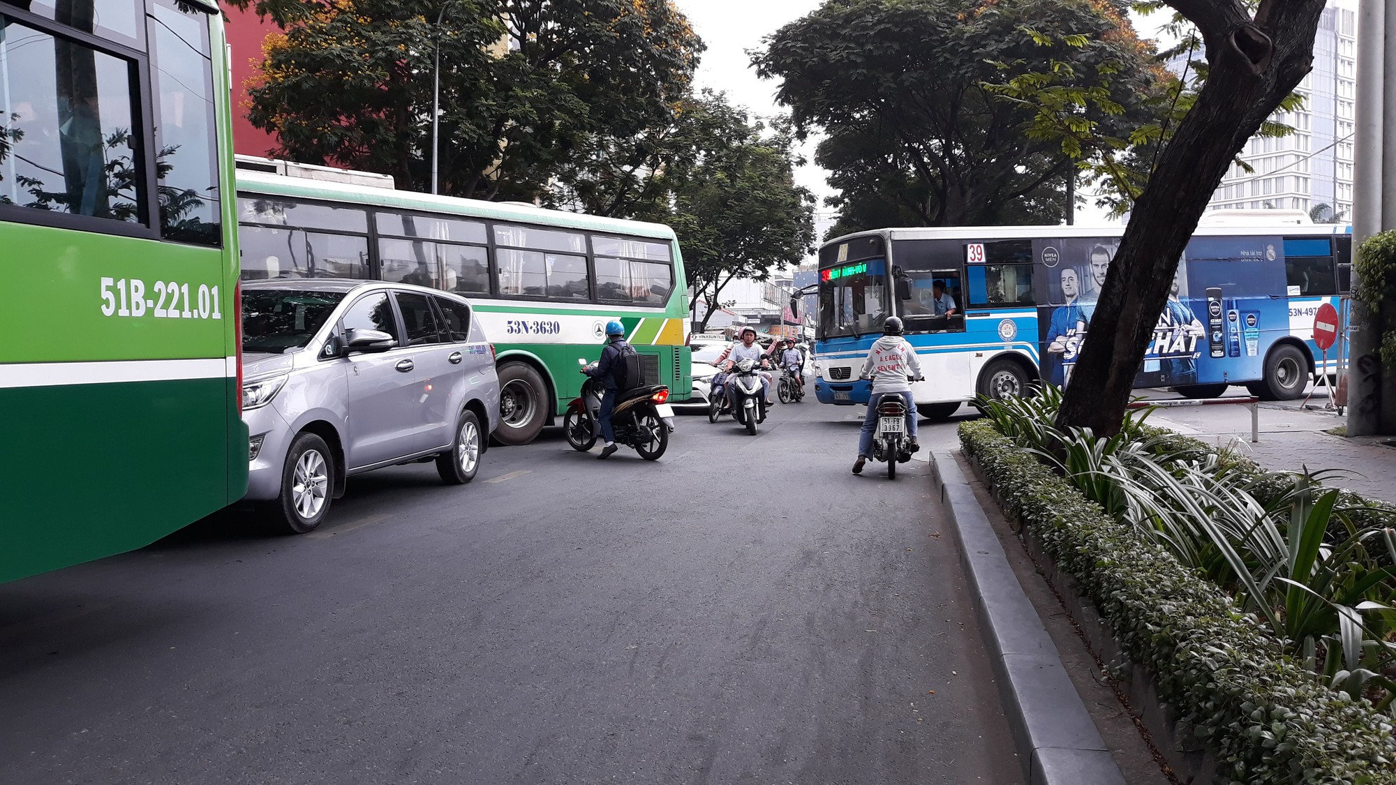 Nguy hiểm rình rập trước đầu xe buýt