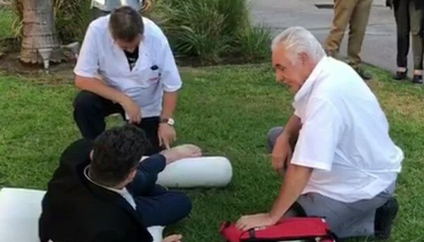 Phóng viên gãy chân vì học Ronaldo ngả bàn đèn