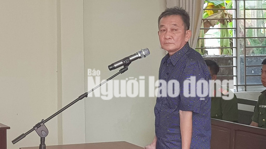 Người dân đứng chật kín phòng xử "đại gia" hãng nước đá dùng súng dọa giết người