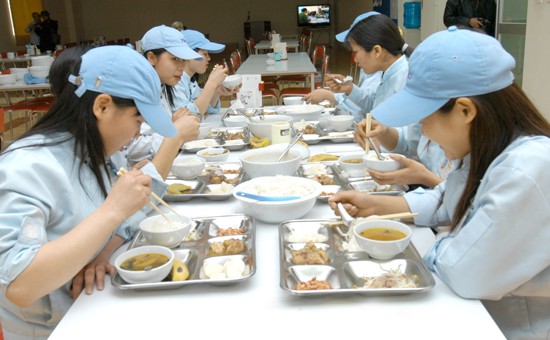 Bếp ăn tập thể cũng đòi "chung chi"