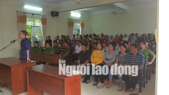 Người dân đứng chật kín phòng xử đại gia hãng nước đá dùng súng dọa giết người - Ảnh 3.