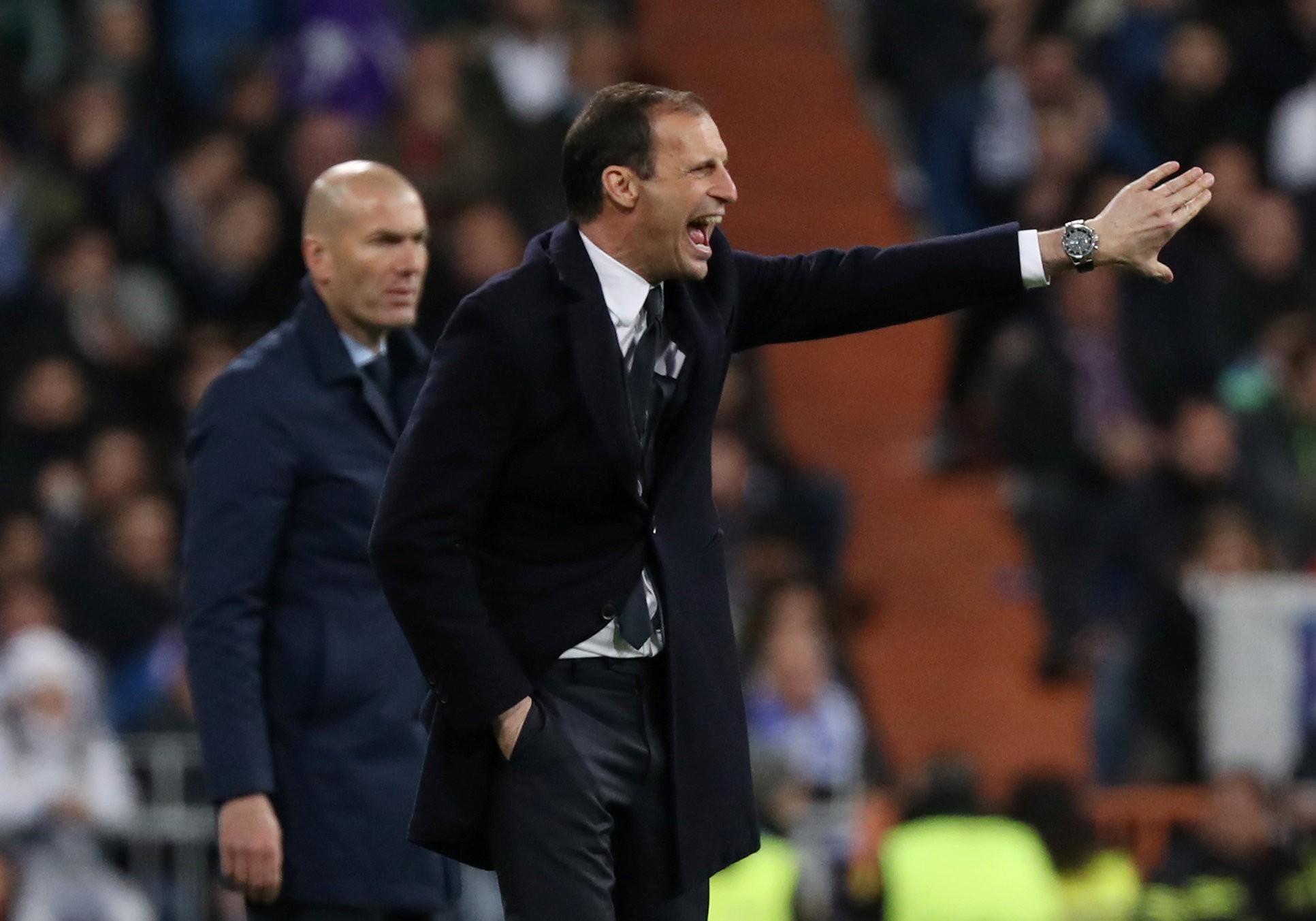 HLV Allegri ám chỉ chính trọng tài đã loại Juventus