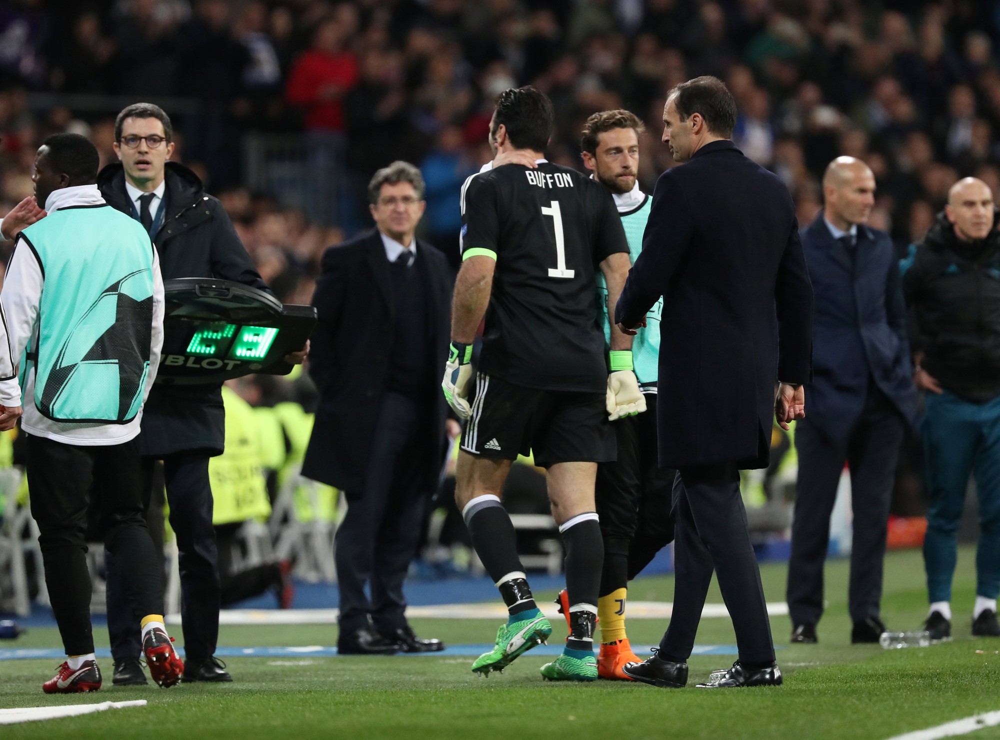 HLV Allegri &aacute;m chỉ ch&iacute;nh trọng t&agrave;i đ&atilde; loại Juventus - Ảnh 1.