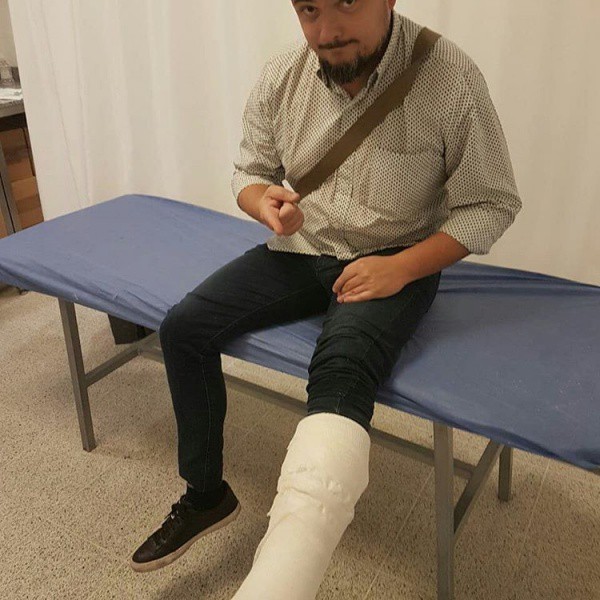 Ph&oacute;ng vi&ecirc;n g&atilde;y ch&acirc;n v&igrave; học Ronaldo ngả b&agrave;n đ&egrave;n - Ảnh 3.