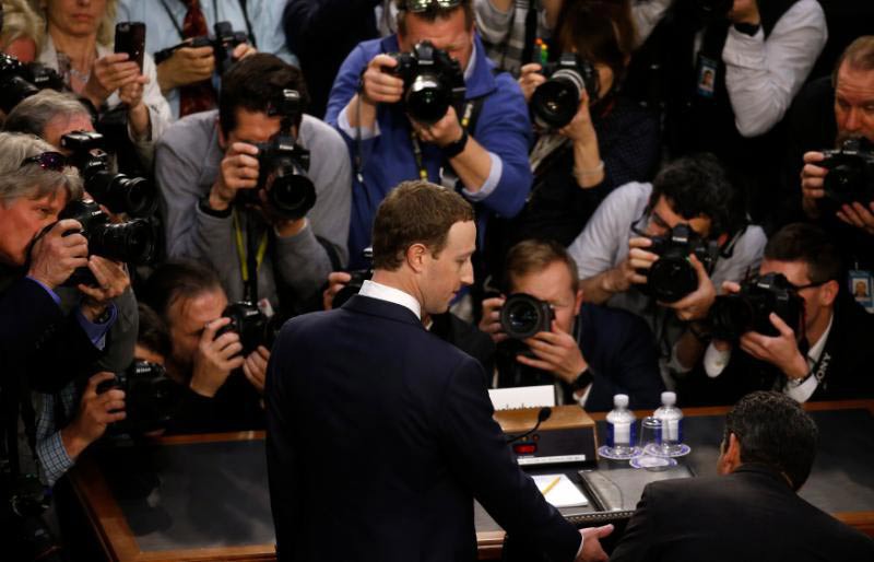 Facebook giữa tâm bão