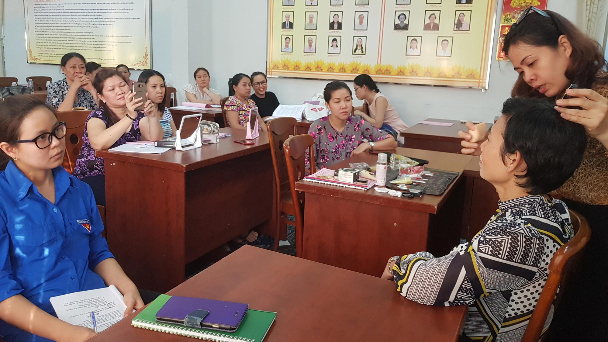 Nữ CNVC-LĐ học l&agrave;m đẹp - Ảnh 1.
