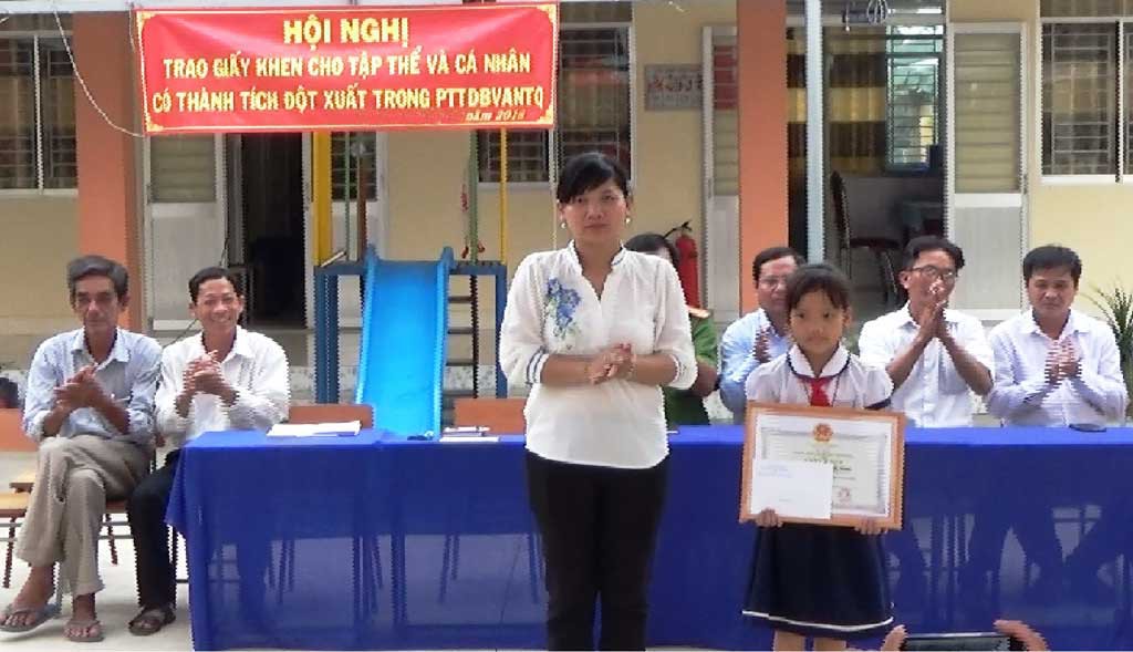 Mẹ con cô bé học sinh nghèo nhưng không tham tiền