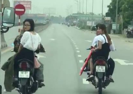 Bị triệu tập, 2 thanh niên khai nhận lý do chạy xe máy hàng ngang "đánh võng" trên QL1A