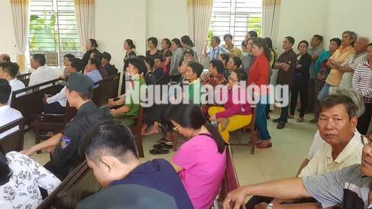 Người dân đứng chật kín phòng xử đại gia hãng nước đá dùng súng dọa giết người - Ảnh 4.