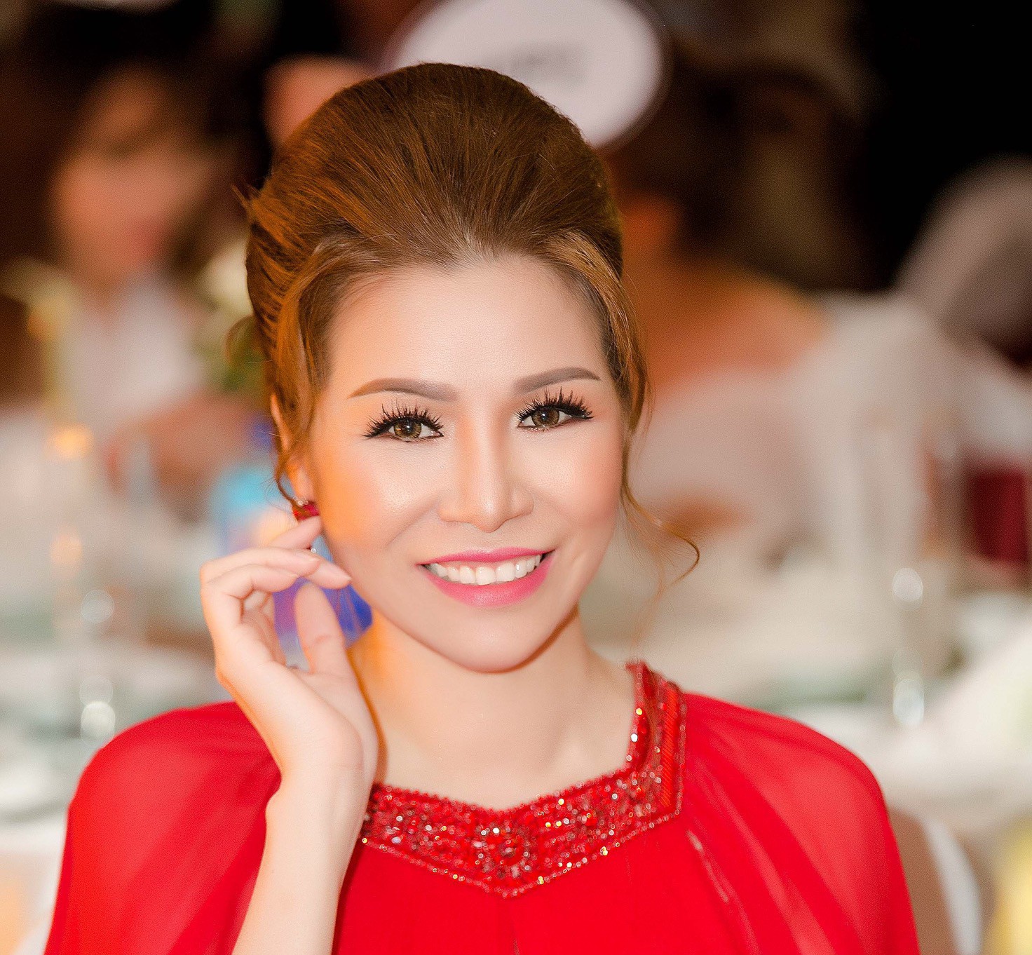 Hoa hậu Bùi Thị Hà lộng lẫy dự tiệc cùng "người lạ"