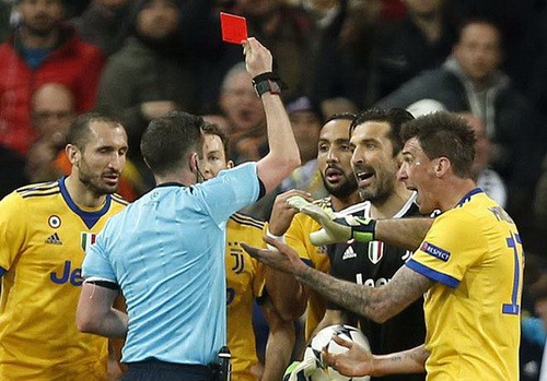 Nhận thẻ đỏ phút 90+4, Buffon gọi trọng tài là "cầm thú"