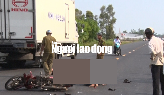 T&ocirc;ng đu&ocirc;i &ocirc; t&ocirc;, 2 thanh ni&ecirc;n bất  tỉnh tr&ecirc;n quốc lộ - Ảnh 2.
