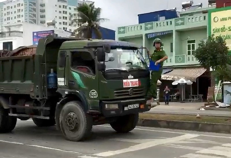 Cảnh sát phải "đánh đu" trên đầu xe tải