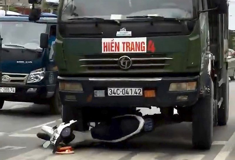Cảnh sát phải đánh đu trên đầu xe tải - Ảnh 2.