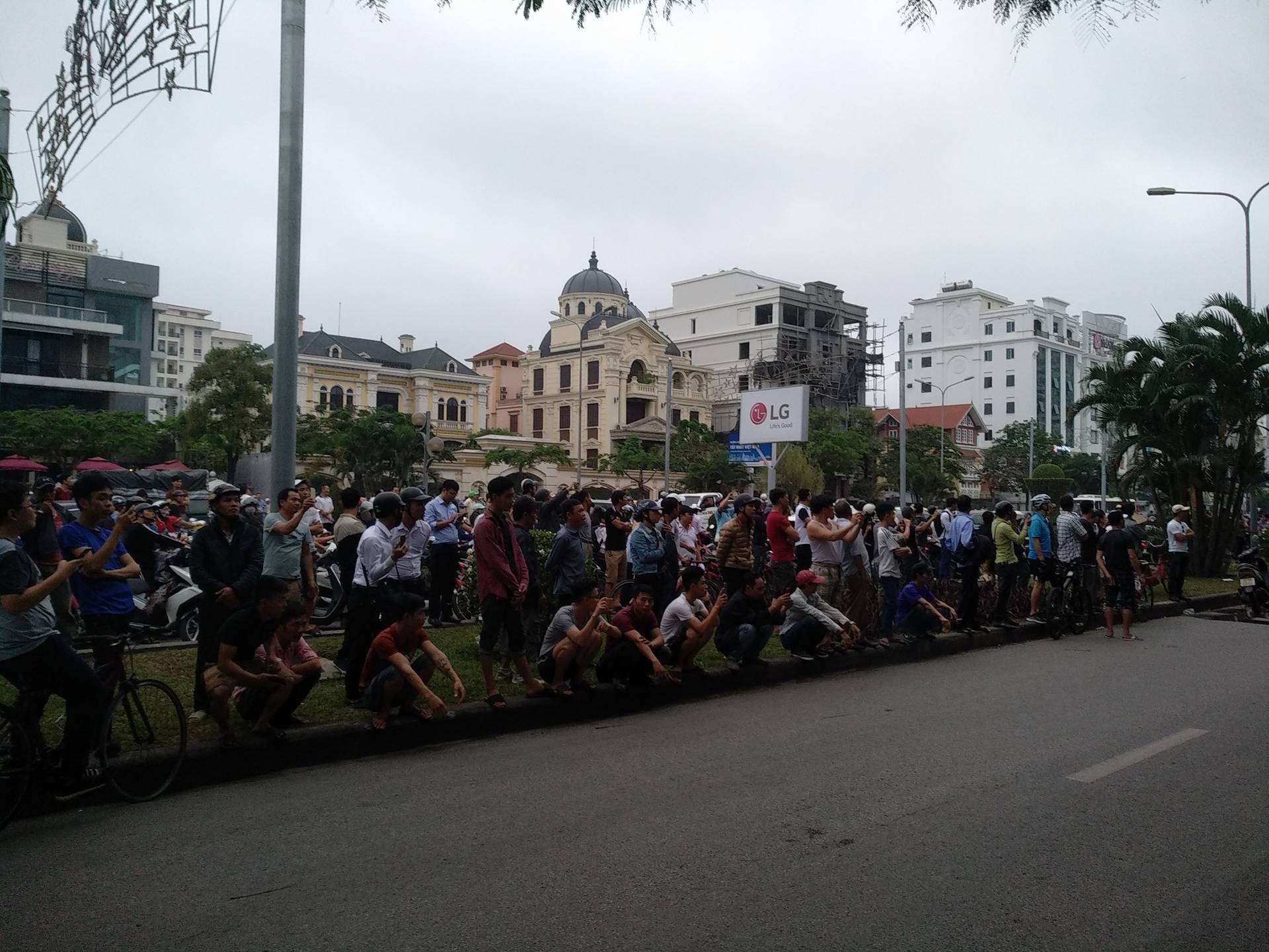 Cháy lớn quán bar, lực lượng chữa cháy dùng búa phá cửa - Ảnh 4.